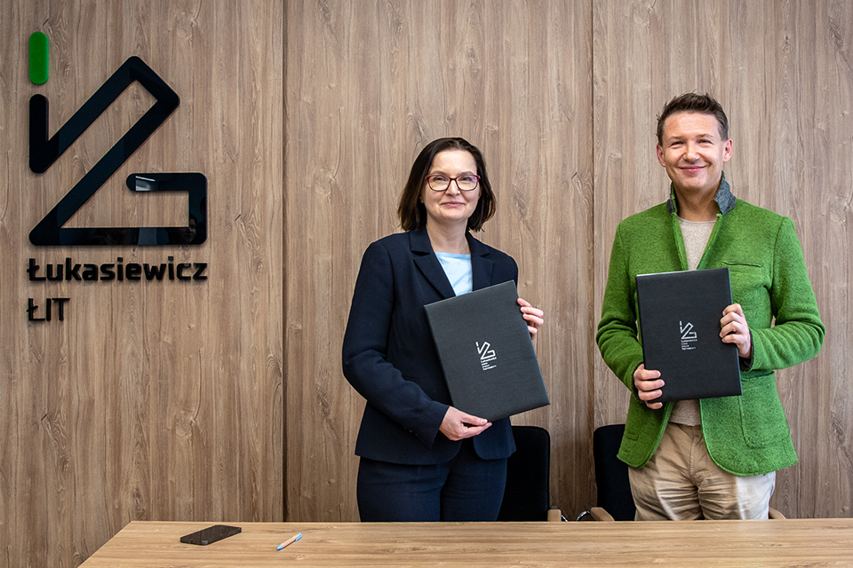 Minister Klimatu oraz dyrektor Łódzkiego Instytutu Technologicznego trzymają teczki z dokumentami